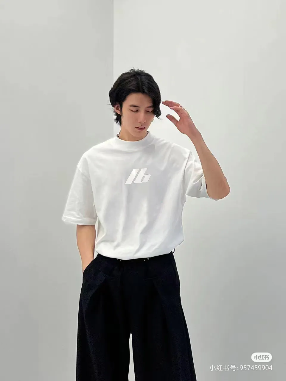 P80✨🔥 BALENCIAGA Paris 3M reflective letter printed short-sleeved T-shirt. Custom-woven and dyed 280g combed cotton heavyweight fabric. Zero color difference in threads. Perfect details. Different from the current currency version. Welcome to compare. Same Style for men and women. Must-sell in the picture above. Color: White Black Size: 1 2 3 4